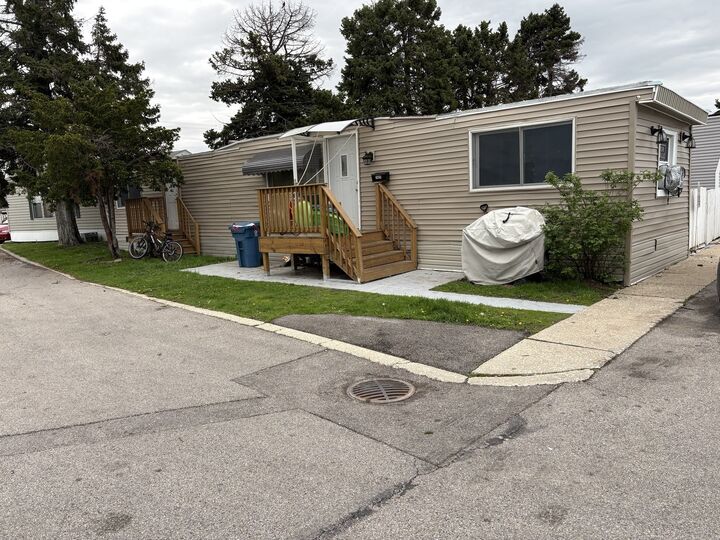 Property Photo: 1425 N 43 Avenue IL 60165