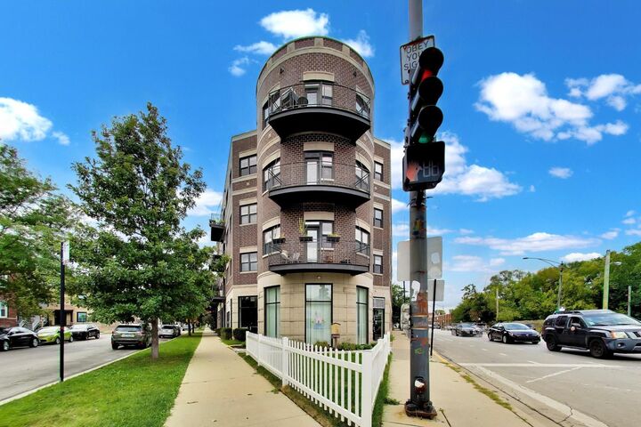 Property Photo: 3028 W Roscoe Street 203 IL 60618