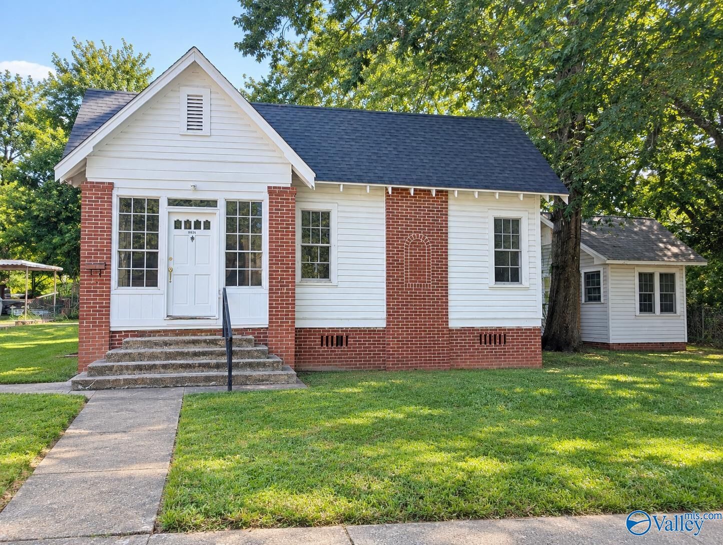 Property Photo: 1212 Jupiter Street AL 35901