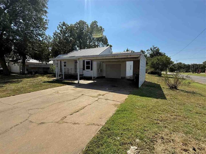 Property Photo:  829 Chestnut Ave.  OK 74631 