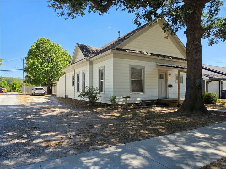 Property Photo:  413 S Wright Street  AR 72761 