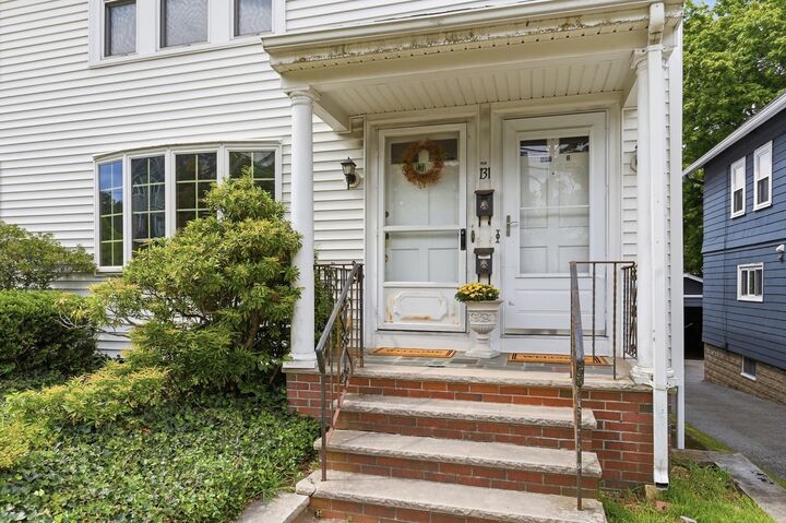 Property Photo:  131 Highland Ave 2  MA 02476 