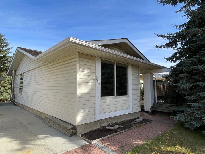 Photo de la propriété:  247 Bracewood Road SW  AB T2W 3C2 