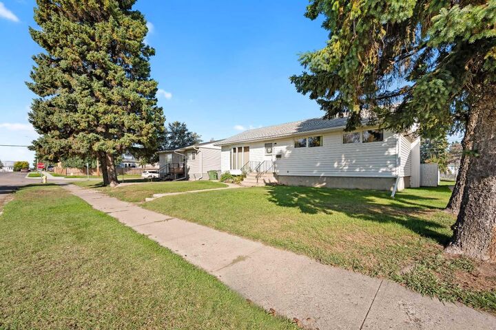 Property Photo:  5116 56A Street  AB T9V 0T4 