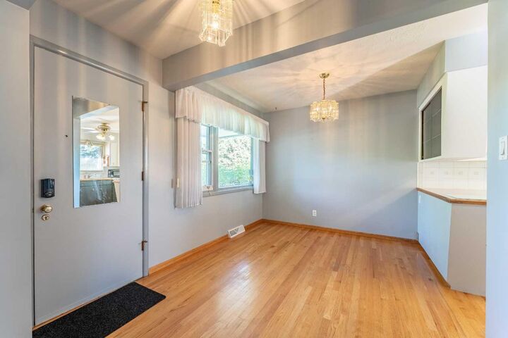 Property Photo:  11 Winchester Crescent SW  AB T3C 2T9 