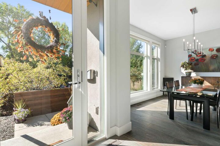 Property Photo:  2106 27 Avenue SW  AB T2T 1H7 