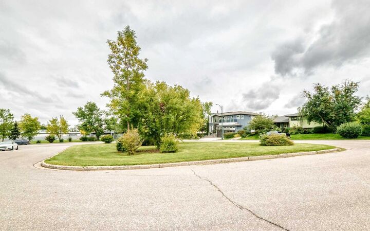 Property Photo:  14 Carnarvon Way NW  AB T2K 1W4 