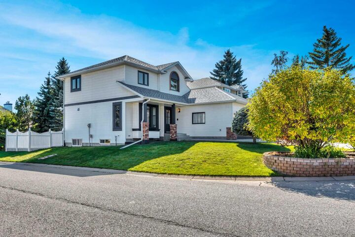 Property Photo:  238 Hawktree Bay NW  AB T3G 2Z3 