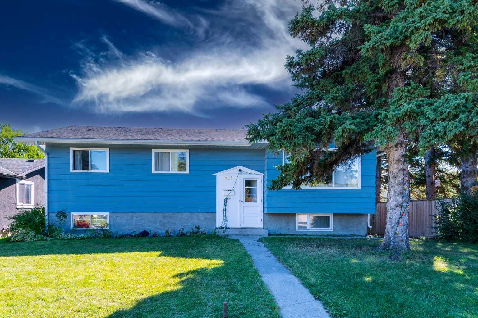 Property Photo:  823 Sabrina Road SW  AB T2W 0P5 