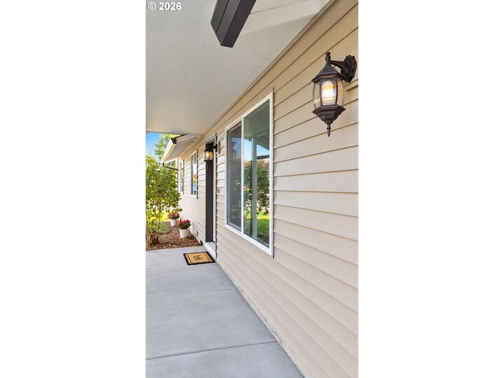 Property Photo:  1100 SE 4th Ave  WA 98604 