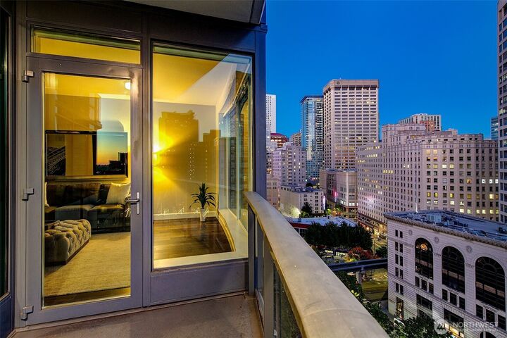 Property Photo: 1920 4th Avenue 1106 WA 98101