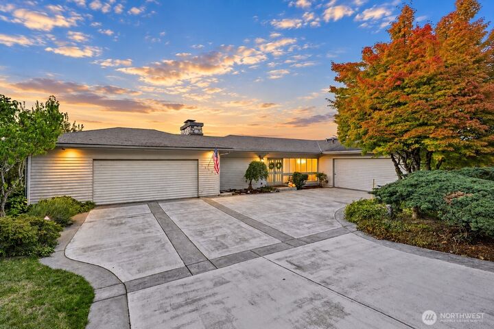 Property Photo: 14548 SE 51st Street WA 98006