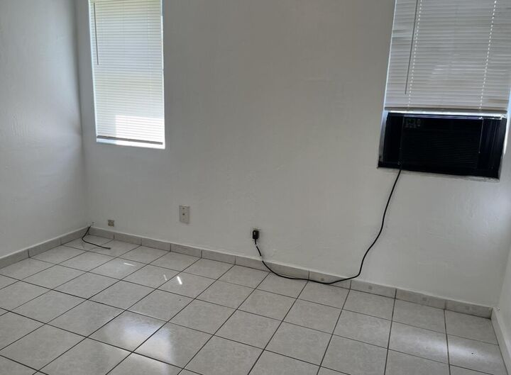 Property Photo: 1840 Taft Street 1-5 FL 33020
