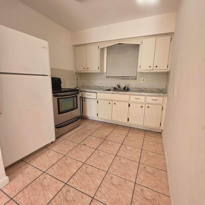 Property Photo: 1826 Sherman Street Apt 7 FL 33020
