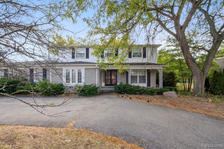 Property Photo:  4015 Pinehurst Drive  MI 48322 