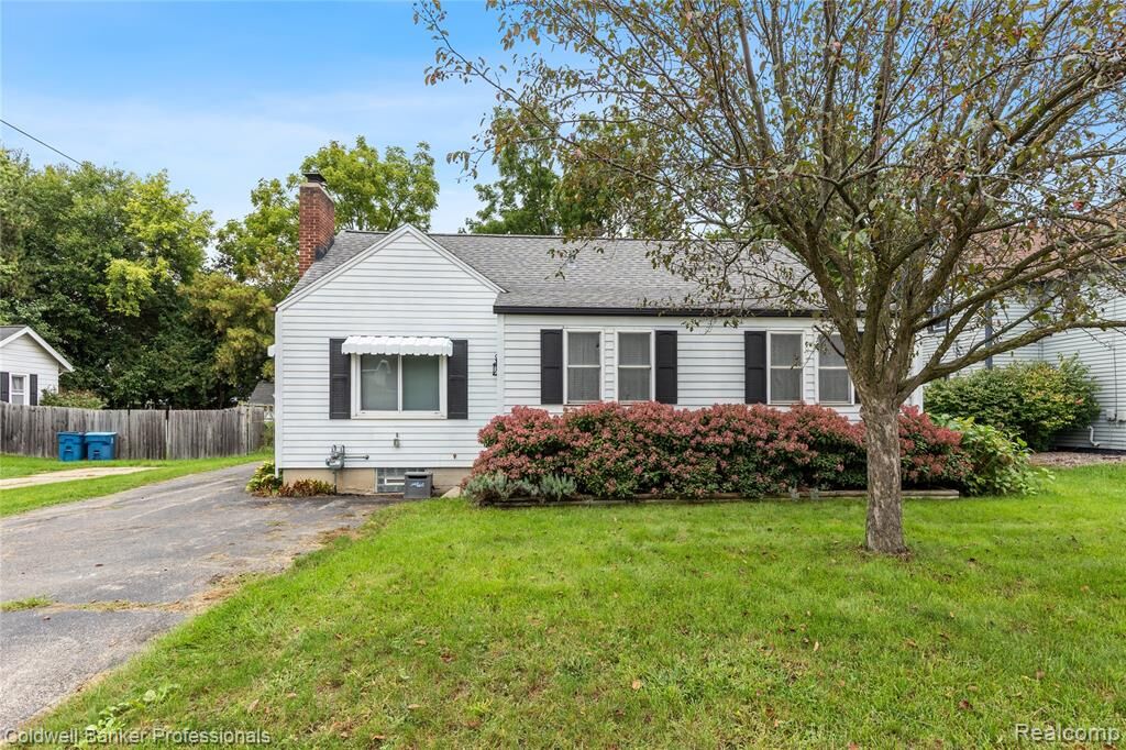 Property Photo: 909 Cogswell Street NW MI 49544