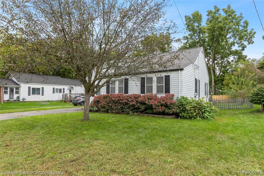 Property Photo:  909 Cogswell Street NW  MI 49544 