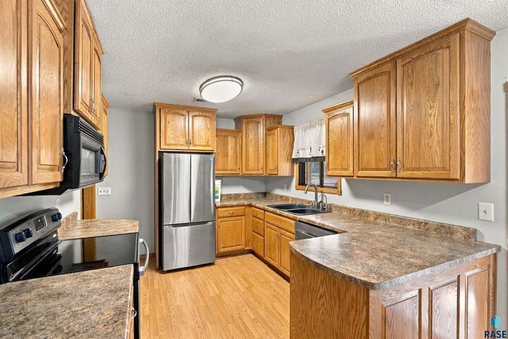 Property Photo:  1512 S Judy Ave  SD 57103-3507 