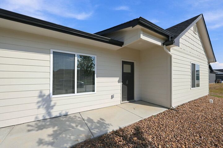 Property Photo:  478 E Harper St  KS 67147-8948 