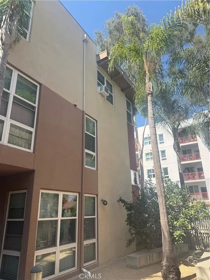 Property Photo:  302 E 19th 3  CA 90806 