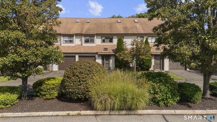 Property Photo:  27 Lindstrom Road 7C  CT 06902 