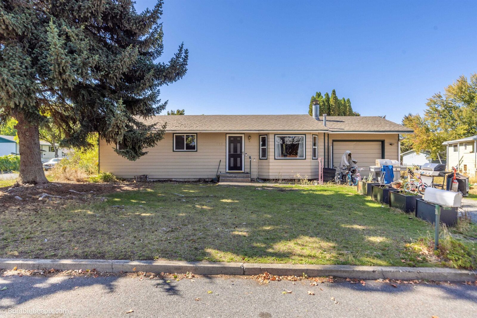 Property Photo: 105 N Holiday Rd WA 99016