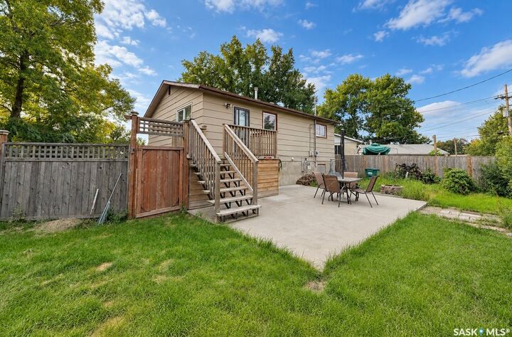 Property Photo:  1721 H Avenue N  SK S7L 5A5 