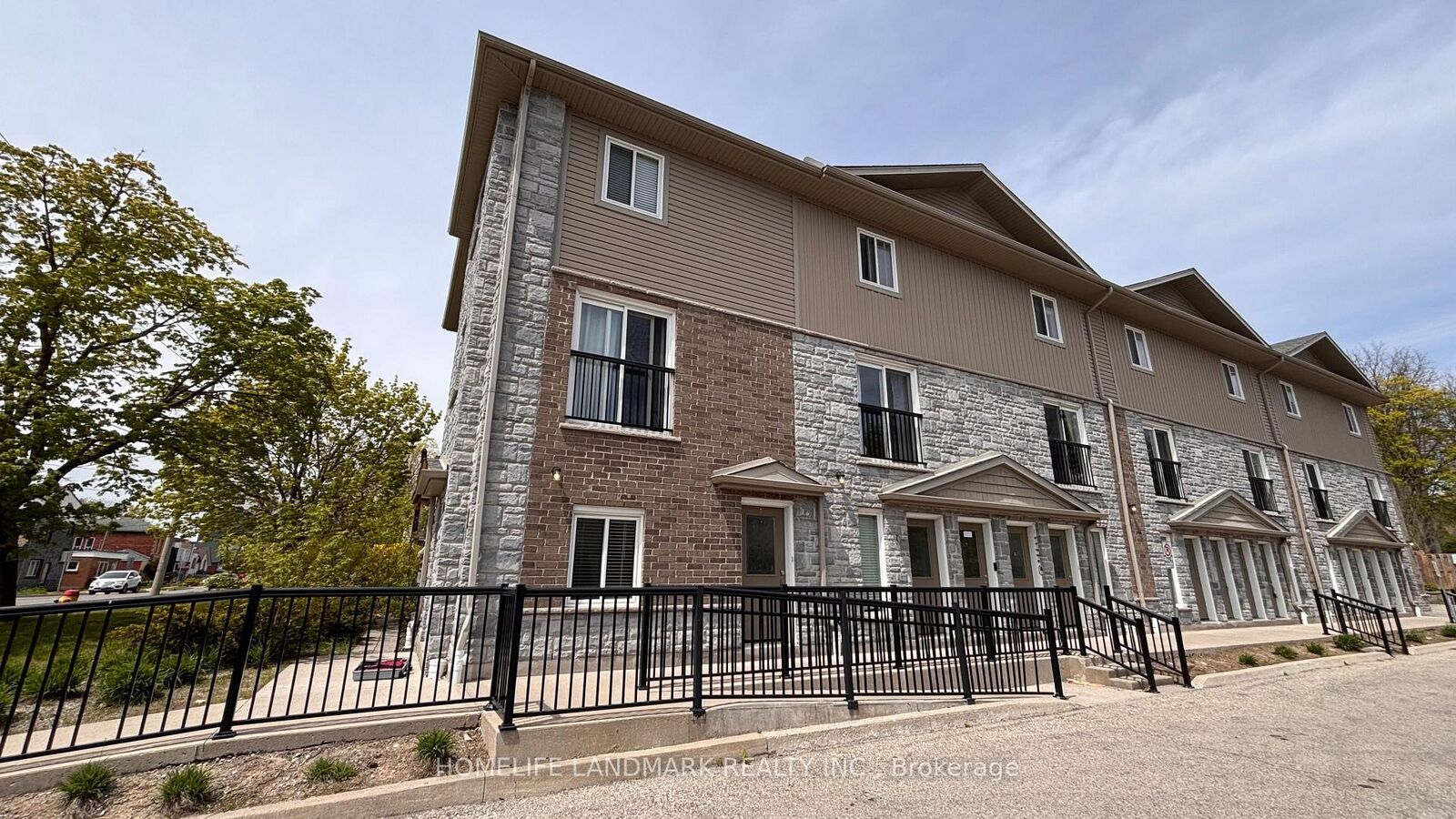 Property Photo:  122 Courtland Avenue E 1  ON N2H 1Y9 