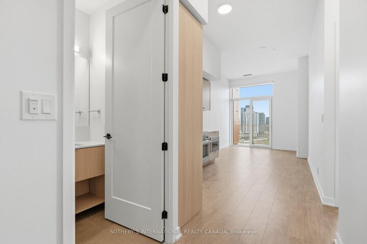 Property Photo:  88 Bathurst Street Ph14  ON M5V 0W8 