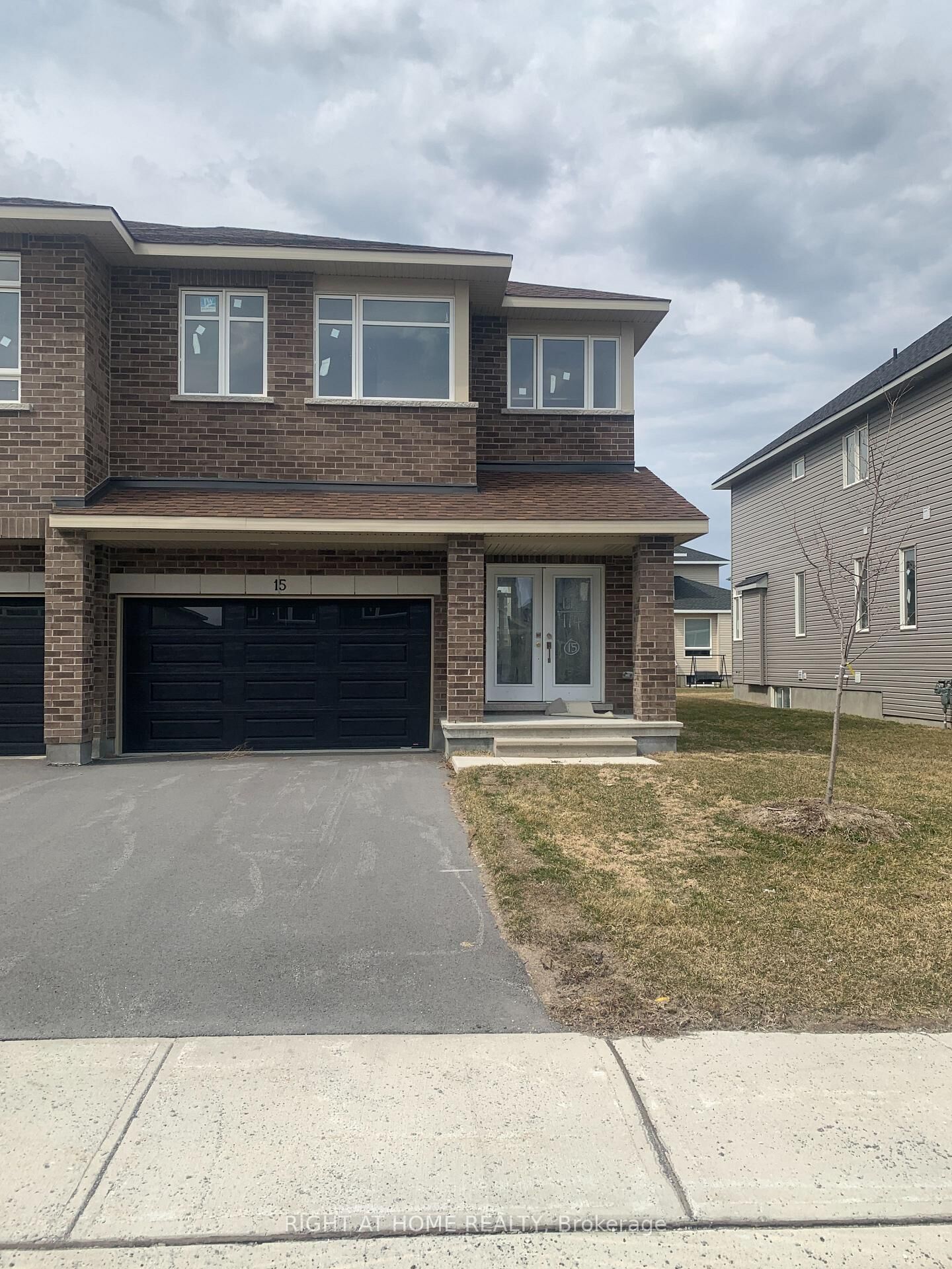 Property Photo:  15 Wylie Way  ON K7C 0C4 