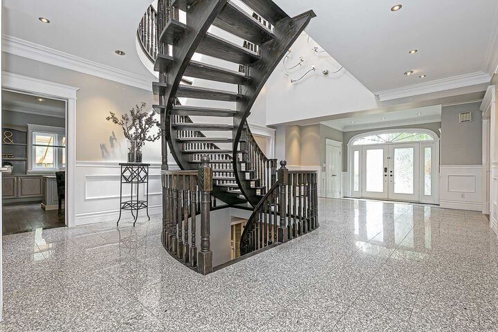 Photo de la propriété: 338 McKee Avenue ON M2N 4E5