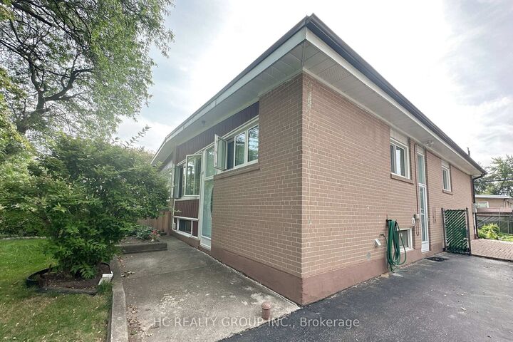 Property Photo:  23 Pynford Crescent Basement  ON M3A 1W7 