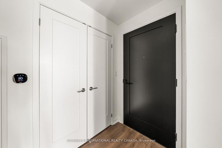 Property Photo: 88 Bathurst Street 1217 ON M5V 0W8