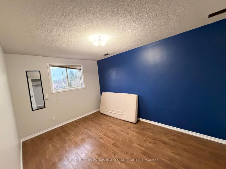 Property Photo:  2 Hoddle Crescent  ON N2N 2N2 