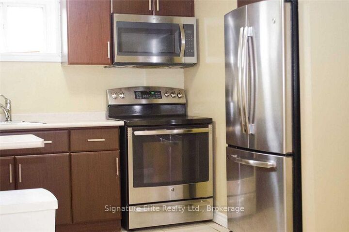 Property Photo:  7 Kencliff Crescent Lower  ON M1P 4E2 