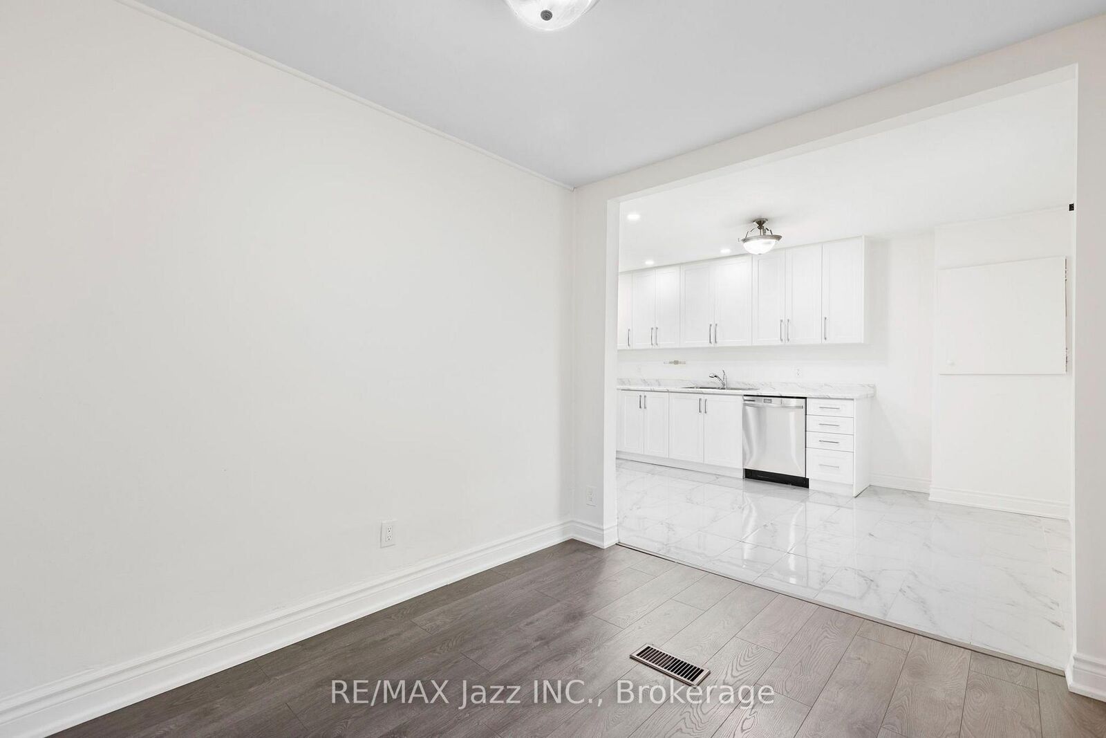Property Photo:  