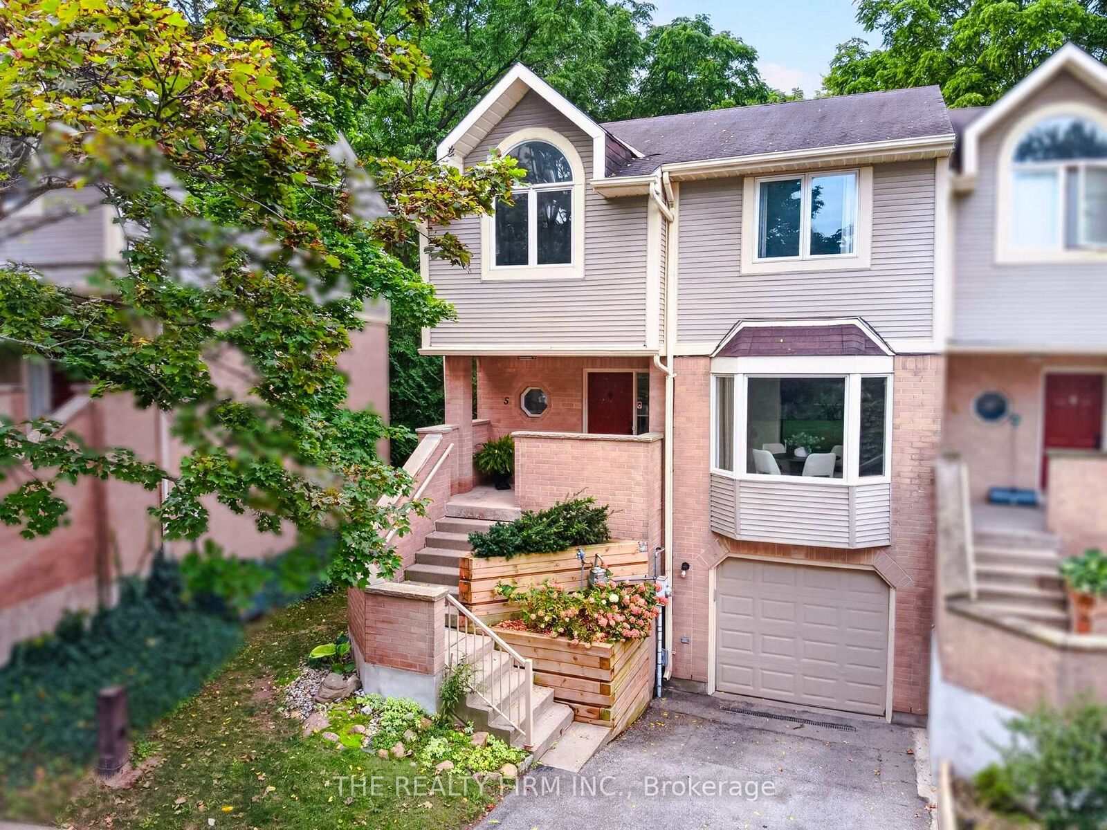 Property Photo:  9 Ailsa Place 5  ON N5Z 4Z6 