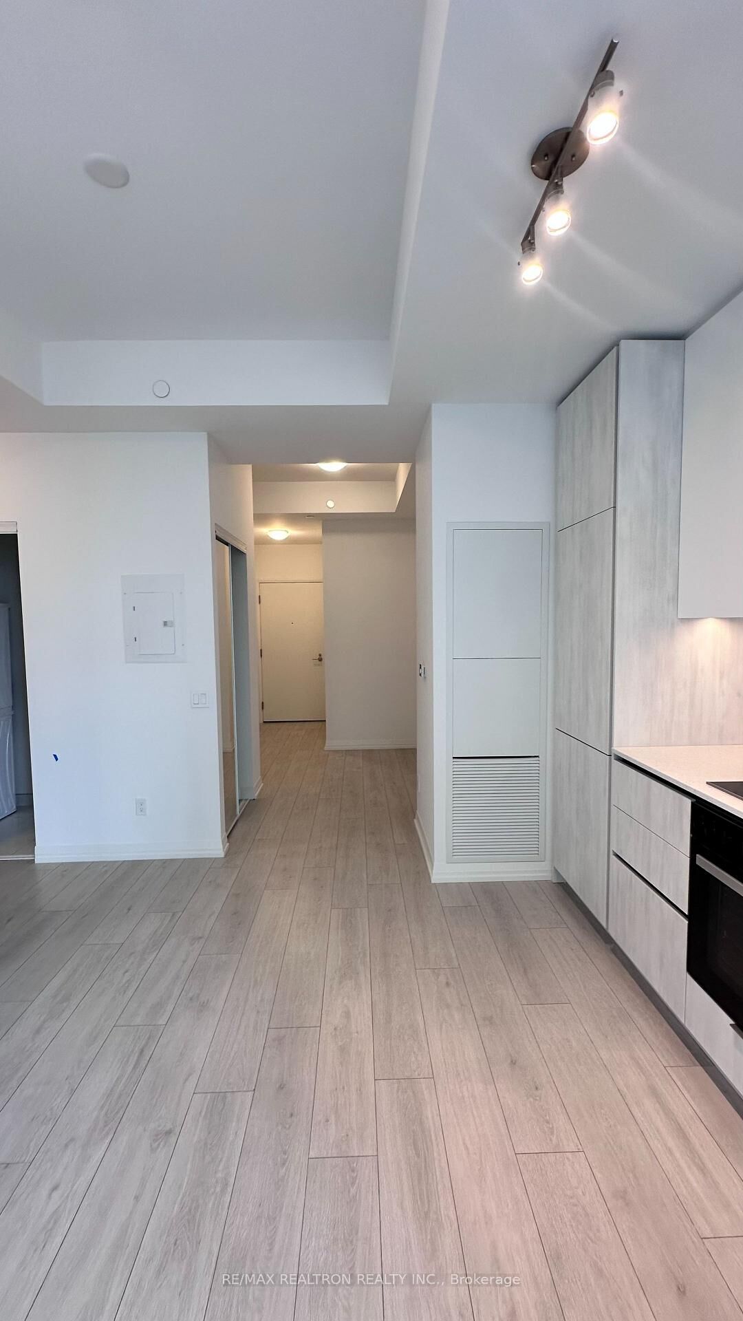 Property Photo:  400 King Street W 2425  ON M5V 0X8 
