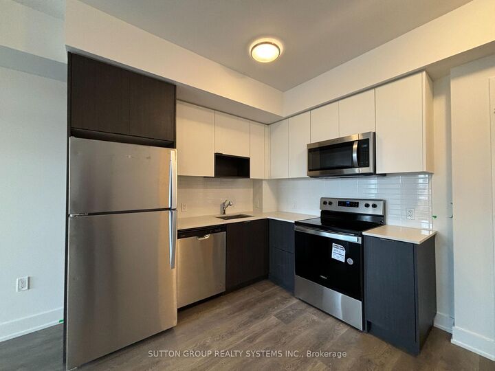 Property Photo: 204 Burnhamthorpe Road E 903 ON L5A 0B3