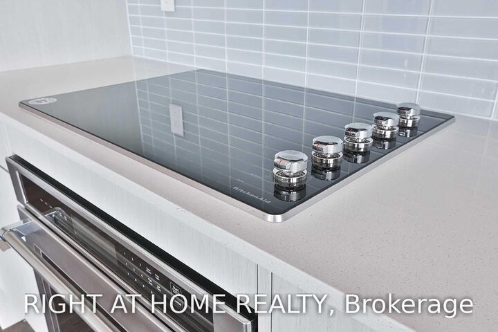 Property Photo:  181 Bedford Avenue 1307  ON M5R 3P8 