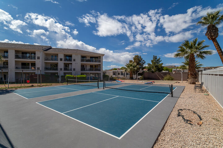 Property Photo:  1845 W Canyon View Dr 1905  UT 84770 
