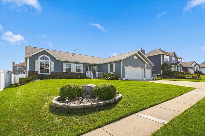 Property Photo:  6805 Stone Terrace Dr  IA 52404 