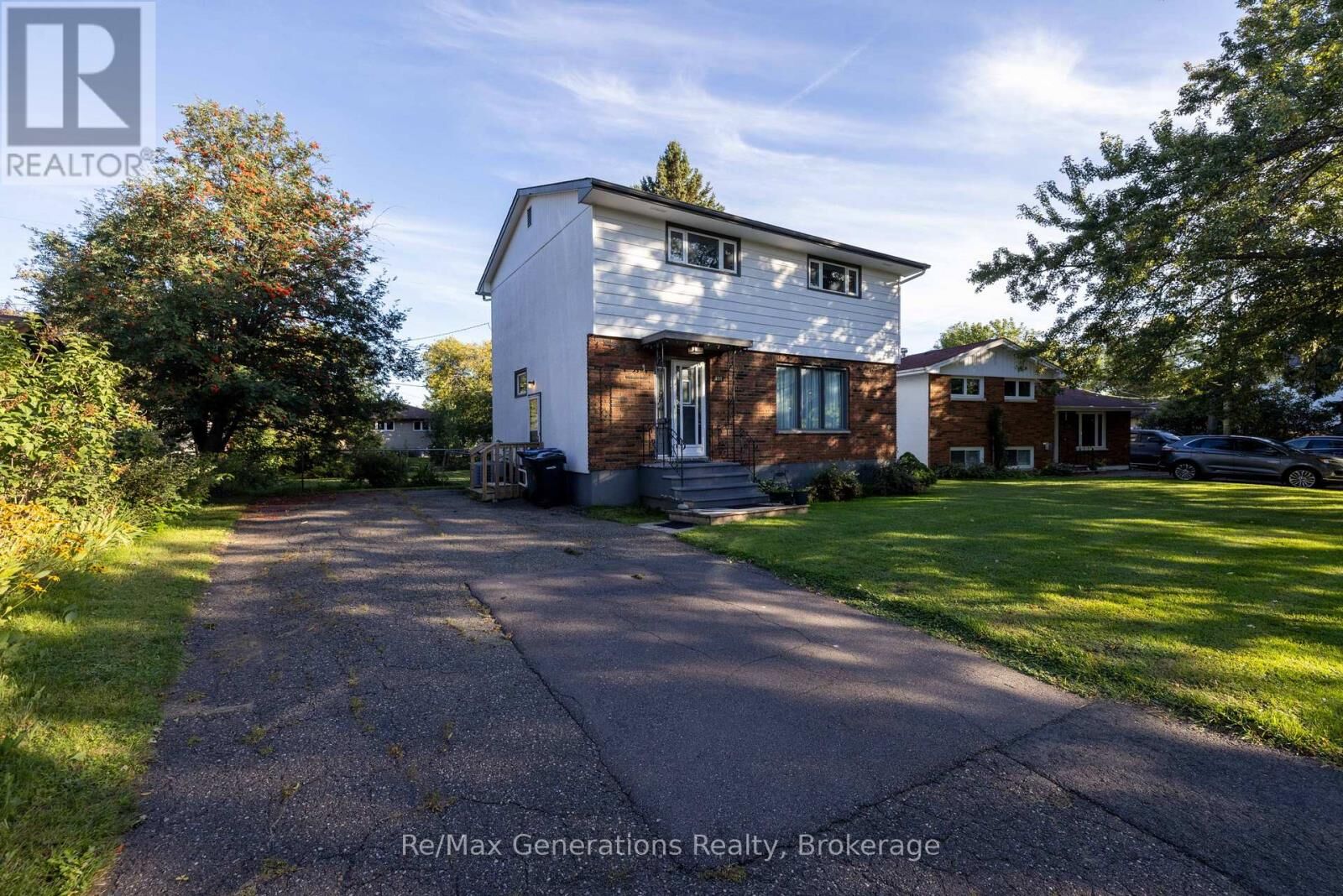 Property Photo: 235 Maple Avenue ON P7B 4V6