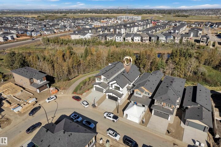 Property Photo:  3132 7 Avenue SW  AB T6X 3M4 