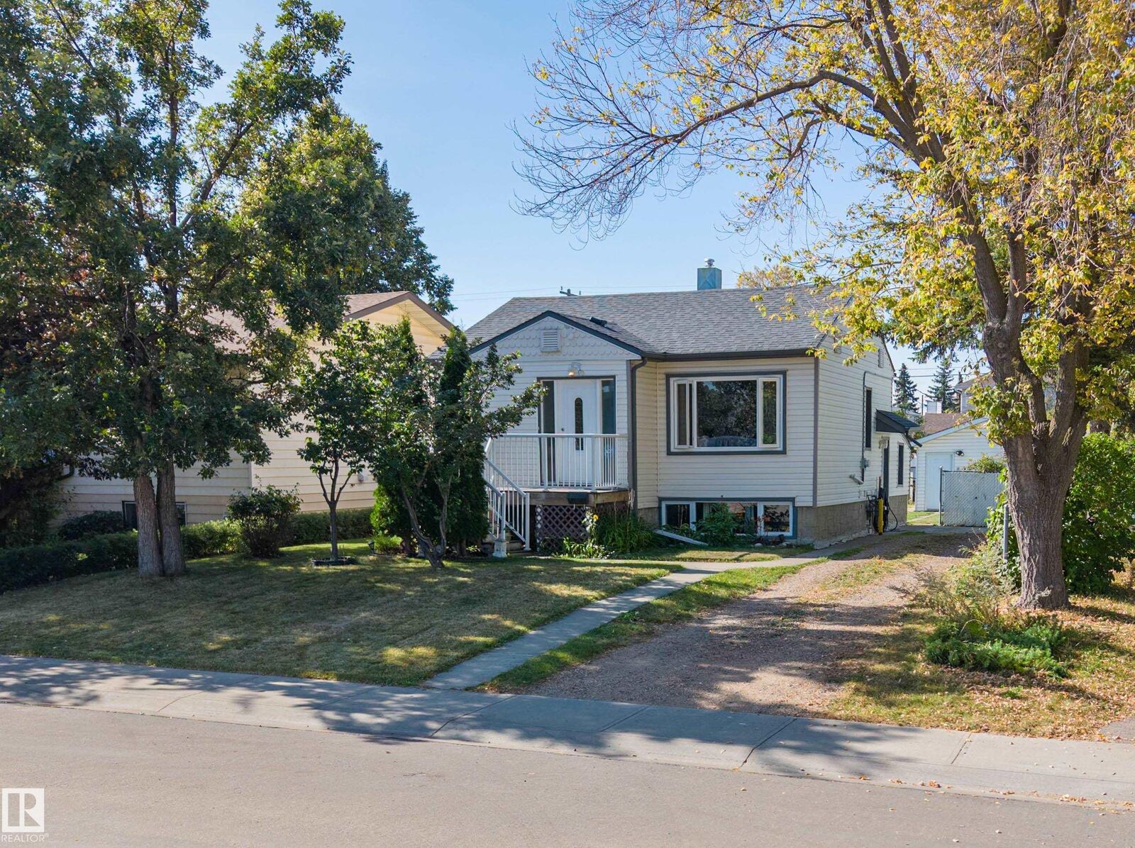 Property Photo:  9912 154 Street NW  AB T5P 2G7 