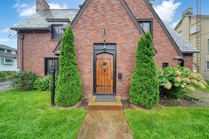 Property Photo:  1309 W Franklin Street  MI 49203-1514 