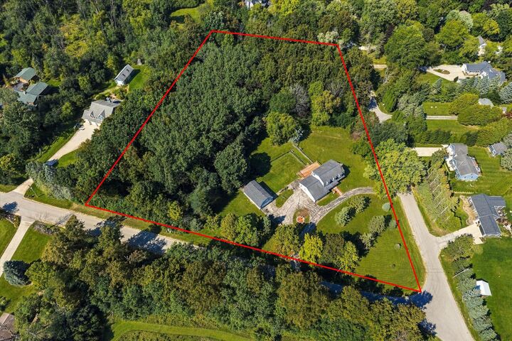 Property Photo: 1582 Edgewater Ct WI 53024