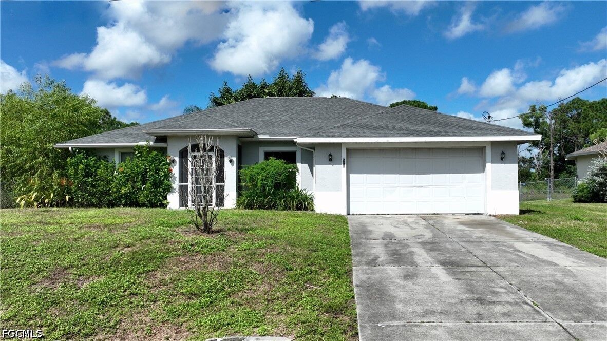 Property Photo:  528 Empire Avenue S  FL 33974 
