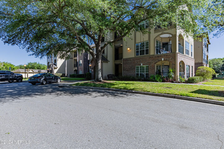 Property Photo:  7800 Point Meadows Drive Unit # 1232  FL 32256 