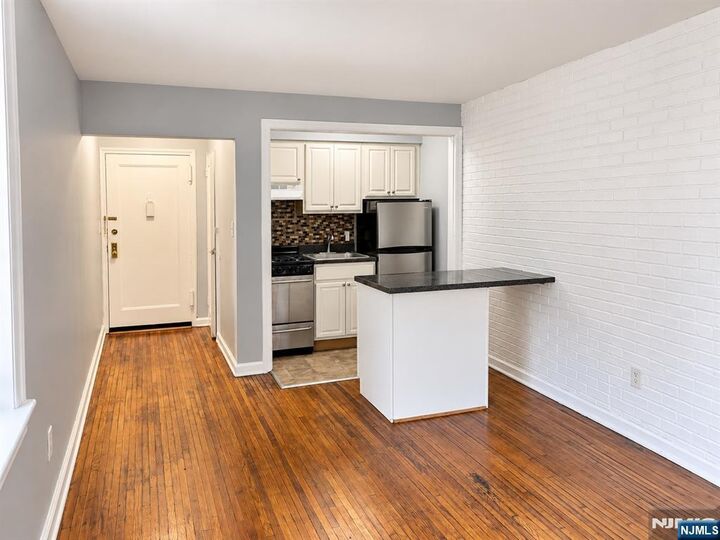 Property Photo:  306 Grafton Avenue 1M  NJ 07104 
